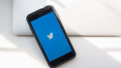 Шефът на Twitter: Бордът още оценява предложението на Мъск