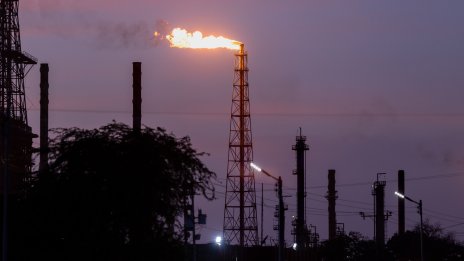 Петролът поскъпва в петък, но се насочва към трети пореден седмичен спад*