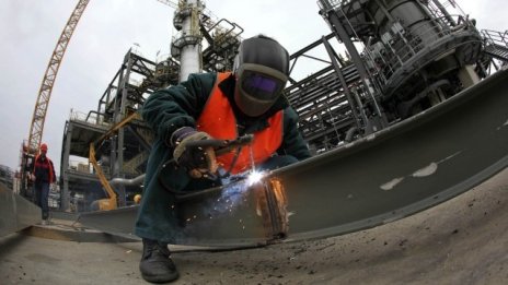 Бизнес климатът в промишлеността и строителството се подобрява