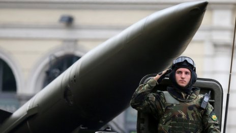 На всеки жител на планетата – по 230 долара военни разходи