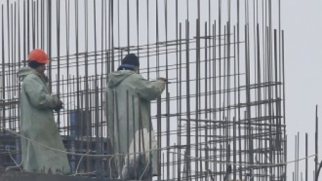 Строителната продукция забавя темпове през март