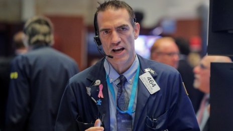 Новината за сделката между САЩ и Китай изстреля Dow с над 400 пункта нагоре