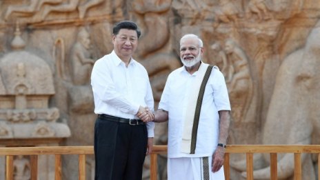 Индийският премиер събира боклуци от плаж преди срещата си със Си Дзинпин