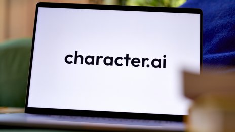 Character.AI ще забрани на деца под 18 години да говорят с чатбовете ѝ