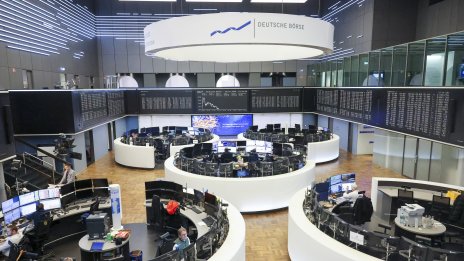 Развитията в търговията тласнаха европейските борси към месечен спад