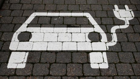 Натискът за електрификация на автомобилите се засилва, но остава въпросът с разходите