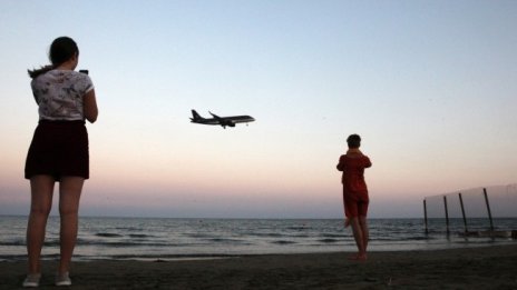 Кипър либерализира достъпа за летовници, но с много условности