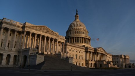 Силите на реда наложиха блокада около Капитолия след атака с автомобил