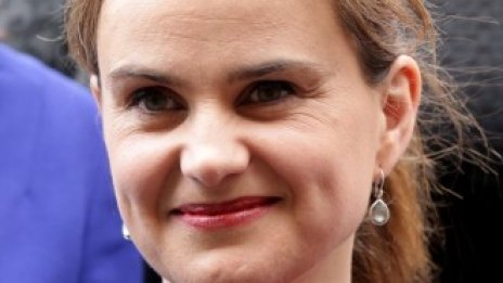 Британският проевропейски депутат Джо Кокс почина след атентат срещу нея