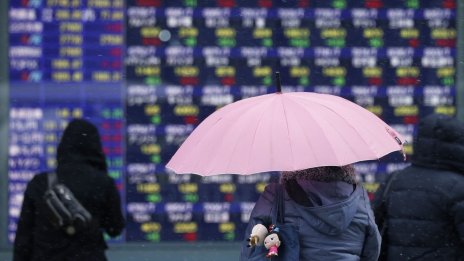 Разочарованието на инвеститорите от липсата на стимули оцвети пазарите в Азия в червено