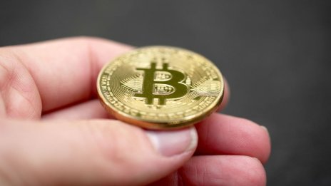 Какво трябва да стане, за да стигне биткойнът нов връх? Златото да забави ралито