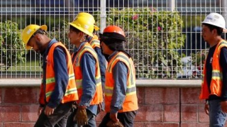 Строителството във Великобритания се свива с  по-малко от очакваното