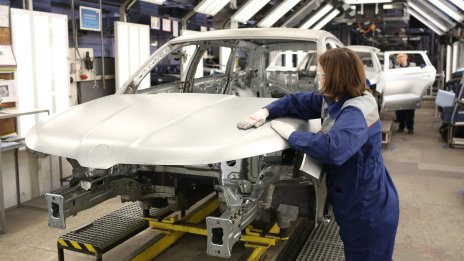 Продажбите на нови коли в Русия се сриват с над 63% през януари