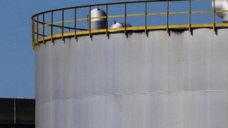 Цените на петрола се понижават леко в очакване на данните за запасите в САЩ*