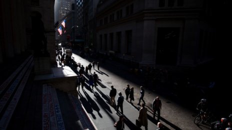 S&P 500 се движи близо до рекордното си ниво в началото на сесията*