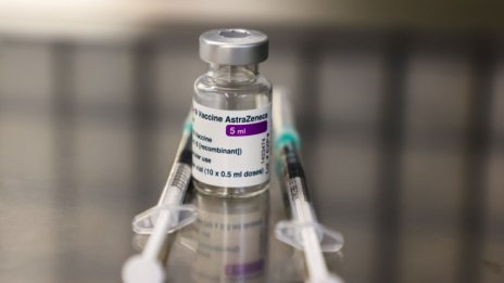 ЕМА потвърди за възможна връзка между ваксината на Astra и образуването на съсиреци 