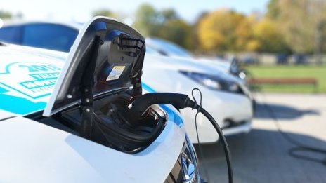 Бивш научен експерт на Nissan създава пластмасова батерия за електромобили