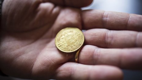 Цената на биткойна достигна едномесечно дъно