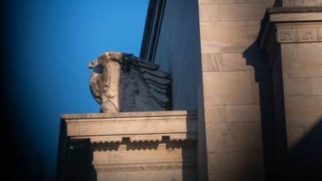 Централните банки трябва да направят пауза в затягането на паричната политика