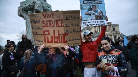 Дори конституцията вече не помага на Макрон