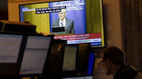 Dow затвори с повишение от над 450 пункта