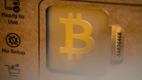 Цената на биткойна се гмурна към прага от 16 хил. долара