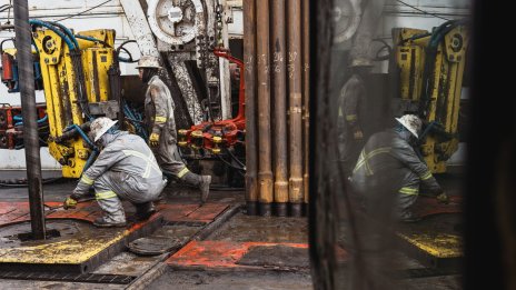 Суровият петрол започва новата седмица с понижения в цената*