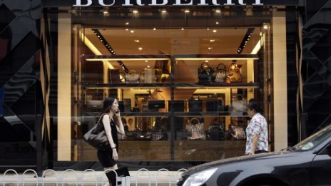 Продажбите на Burberry надминаха очакванията   