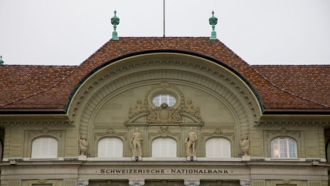 Швейцарската централна банка изненада с първо намаляване на лихвите