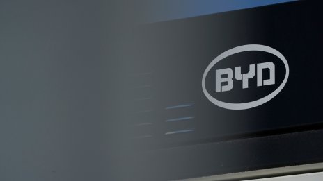 Уорън Бъфет отново намали дела си в BYD с продажба на над 3,2 млн. акции
