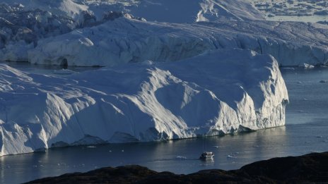Топящите се ледници отвориха път за надпреварата на тежките ледоразбивачи