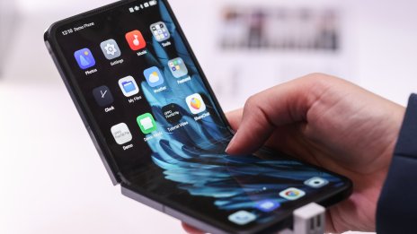 Apple вече е единственият голям производител на телефони без сгъваем модел