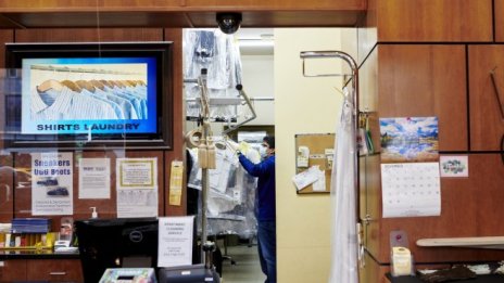 Заявленията за помощи при безработица в САЩ леко намаляват, но остават завишени