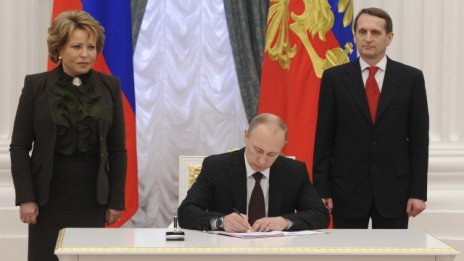 Путин ратифицира договора за приемане на Крим в Русия*