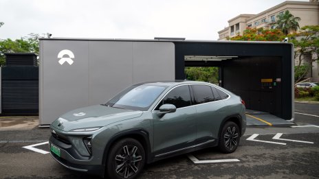 Китайската Nio представи смартфон, който работи с електромобилите ѝ