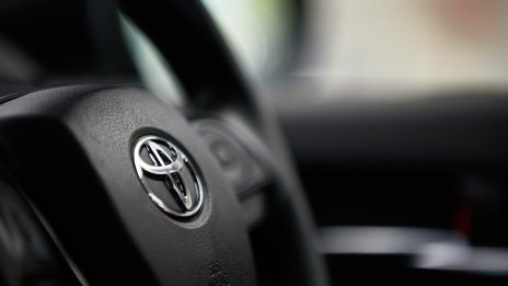 Toyota произведе по-малко автомобили за шести пореден месец