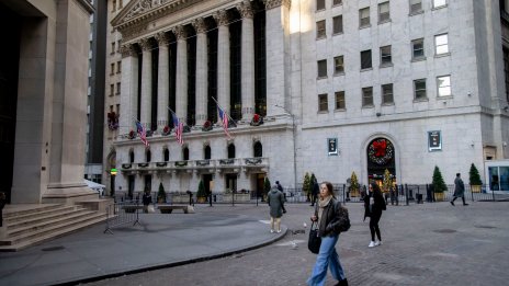 Dow отстъпва, след като добави над 300 пункта в началото на сесията*