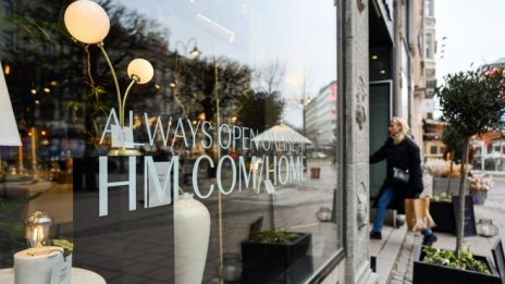 Продажбите на H&M се засилват през март с отварянето на някои магазини