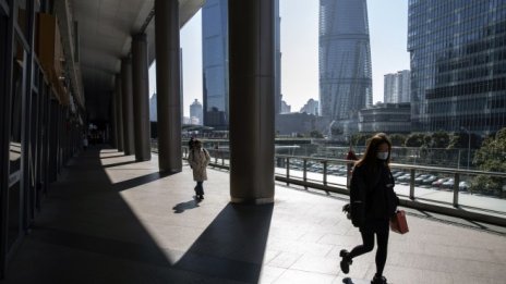 Азиатските акции поскъпват в очакване на ключовите срещи на централните банкери