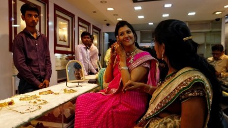 Индия забрани износа на злато над 22 карата