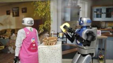 Робот имитира човешки действия в реално време