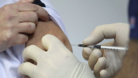 ЕК очаква обяснение от AstraZeneca защо ще забави доставки на ваксини