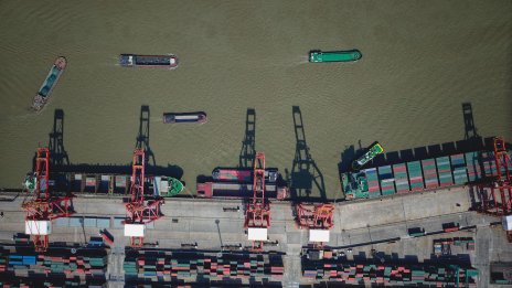 Китай създава най-голямата в света корабостроителница в битка със САЩ