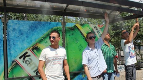 Разхлади се в жегата... под навеса на спирката