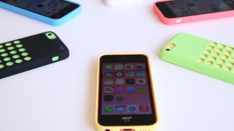 Колко добър е "бонбоненият" iPhone