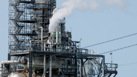 Петролът поевтинява за трети пореден ден*