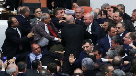Турският парламент одобри ключови части от конституционната реформа
