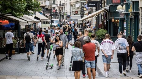 Икономиката на Франция изненада с по-бърз растеж от очакваното