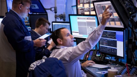 Dow прави опит за отскок с ръст от над 300 пункта*
