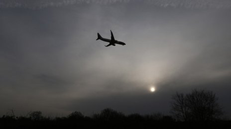 Откриха бомба на борда на самолет, пътувал до Париж